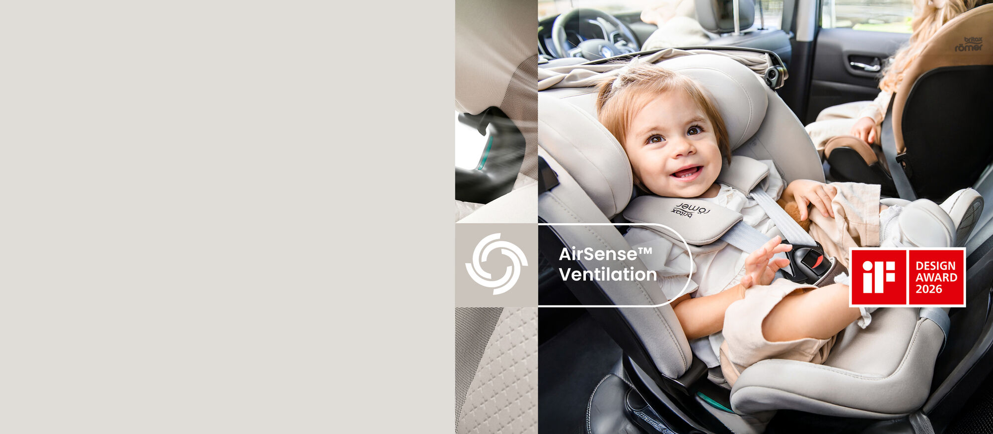 Taapero kiinnitettyn&auml; Britax R&ouml;mer SWIVEL-GROW MAX AIR -turvaistuimessa autossa, AirSense&trade;-ilmavaihtodetaljit ja iF Design Award 2026 -merkki.