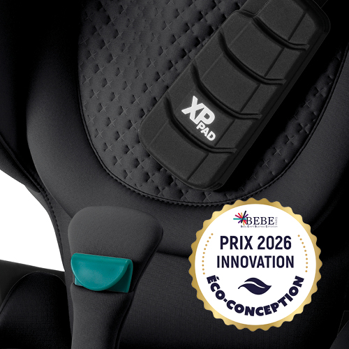 L&auml;hikuva Britax R&ouml;mer KIDFIX PRO -korkeaselk&auml;isest&auml; turvaistuimesta, jossa Eco-Design Innovation 2026 -palkintologo ja LUX-kokoelman 3D-t&auml;htikuvio.